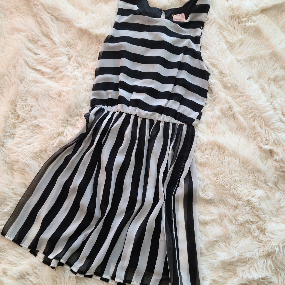 Silky black and white dress with cinched waist